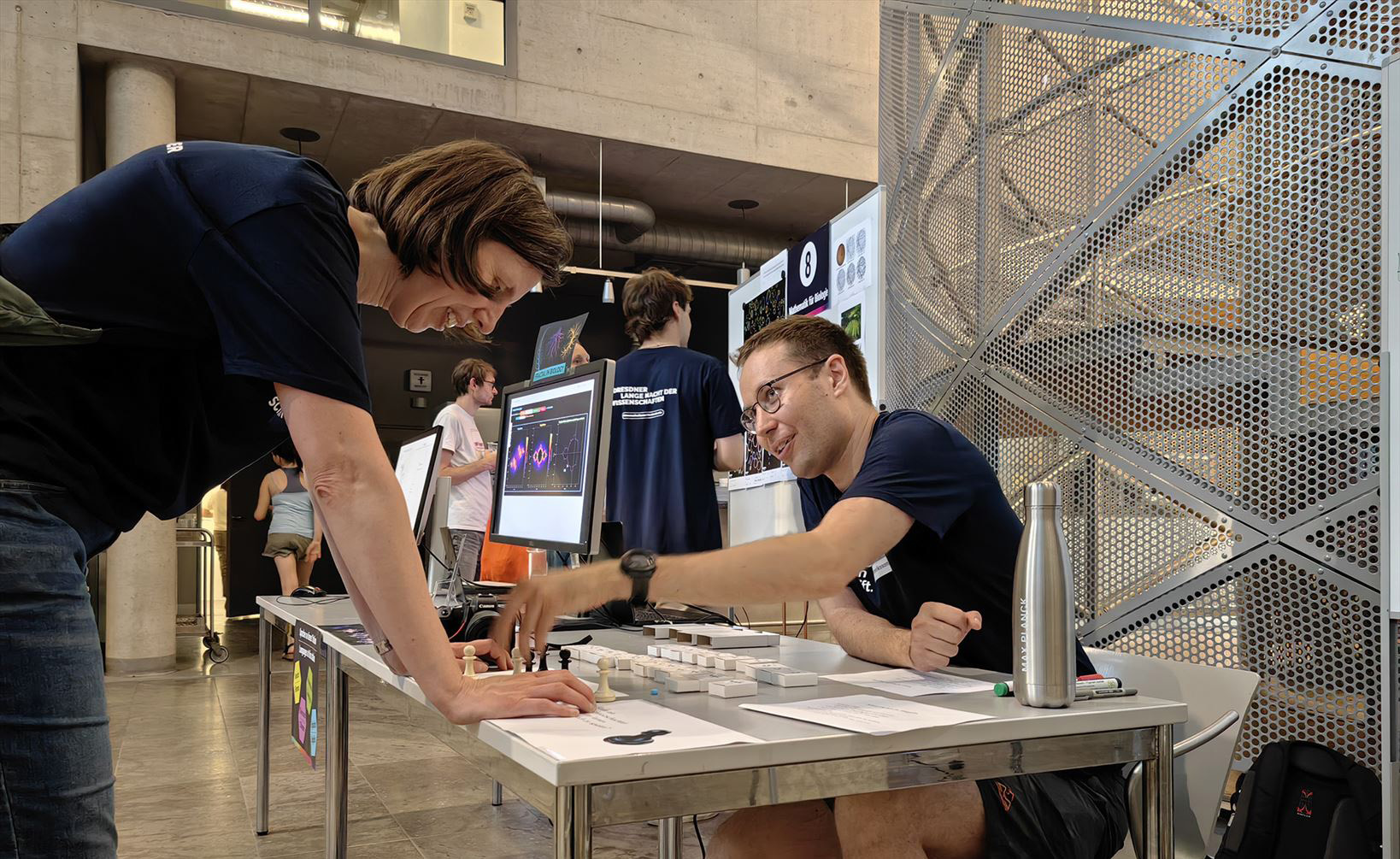 Interactive demonstration of reinforcement learning with matchboxes